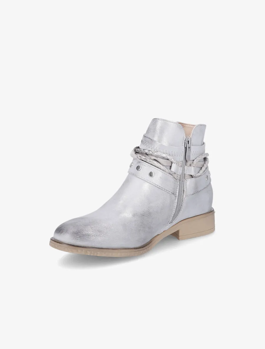 Bottines à sangles cloutées et tressées