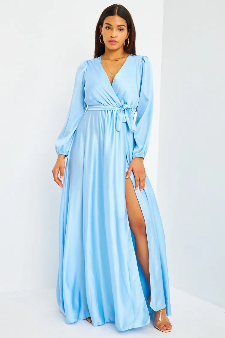 Robe longue bleu clair satiné ceinturée